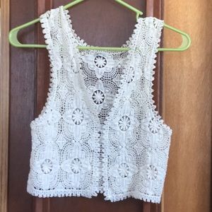 CROPPED FLOWER CROCHET VEST